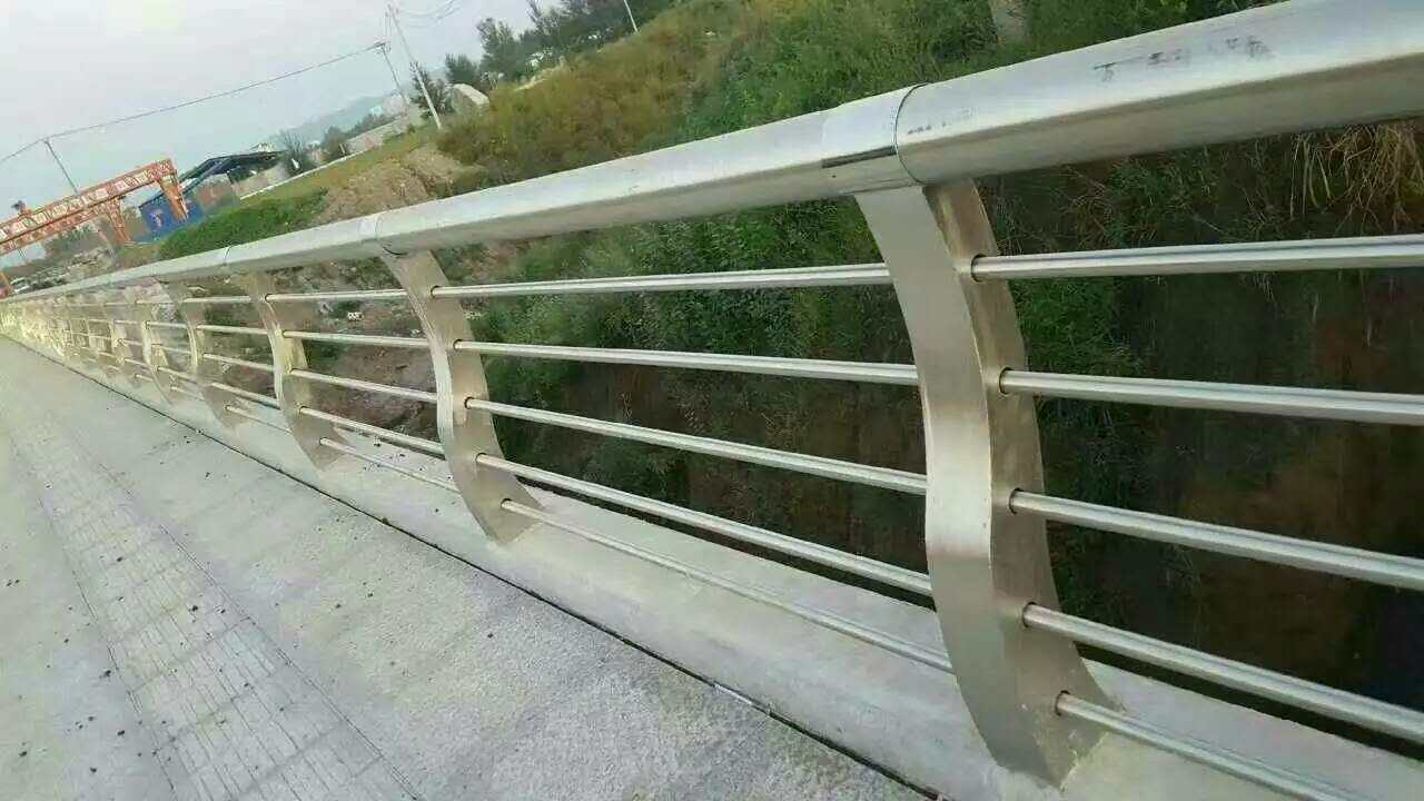 鞍山纯不锈钢桥梁护栏